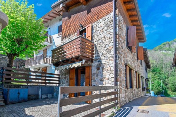 casa indipendente in vendita a Selvino