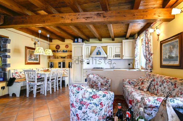 casa indipendente in vendita a Selvino