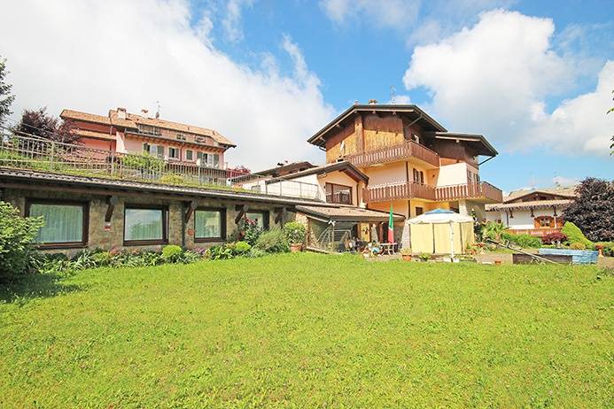 casa indipendente in vendita a Selvino