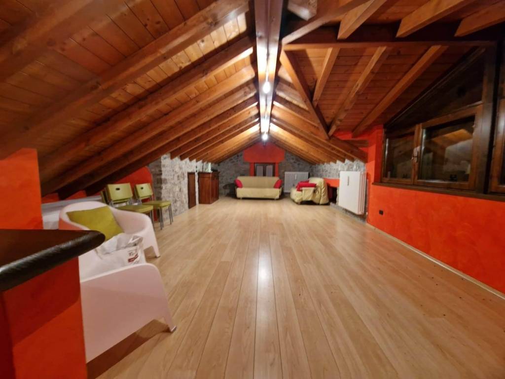 casa indipendente in vendita a Selvino