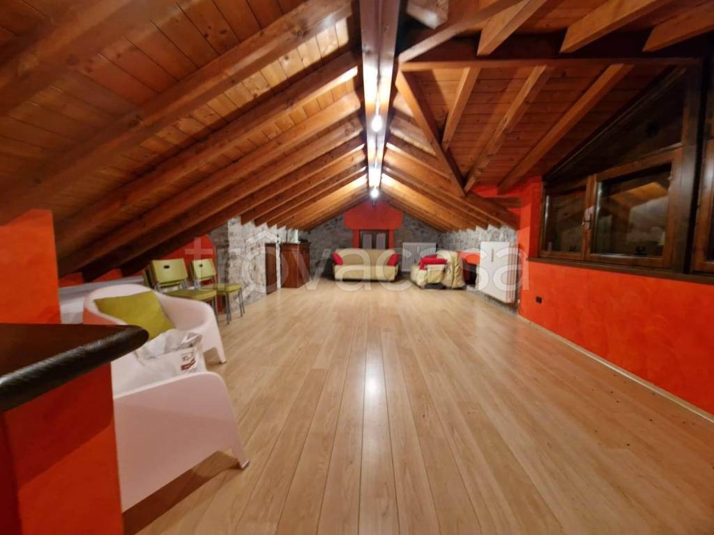 casa indipendente in vendita a Selvino