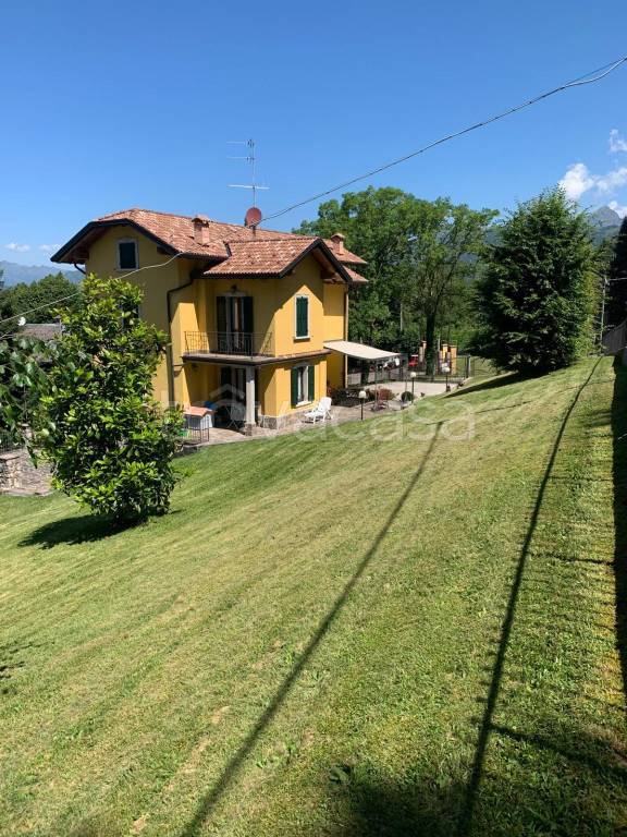 casa indipendente in vendita a Selvino