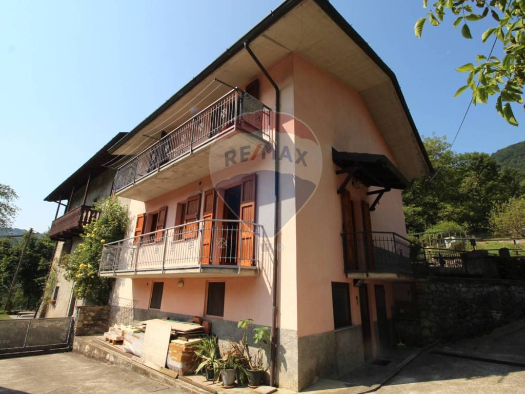 casa indipendente in vendita a Selvino