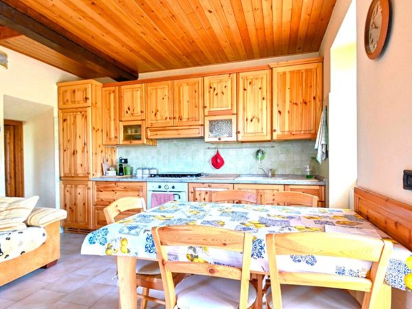 casa indipendente in vendita a Selvino