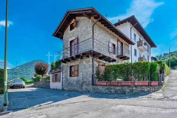 casa indipendente in vendita a Selvino