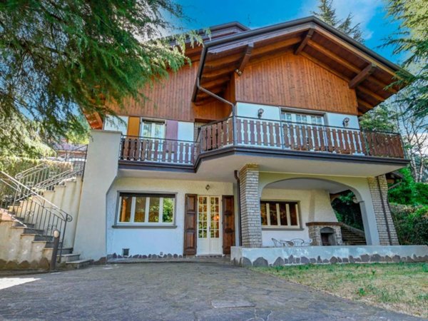 casa indipendente in vendita a Selvino