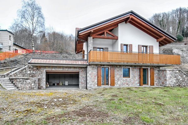 casa indipendente in vendita a Selvino