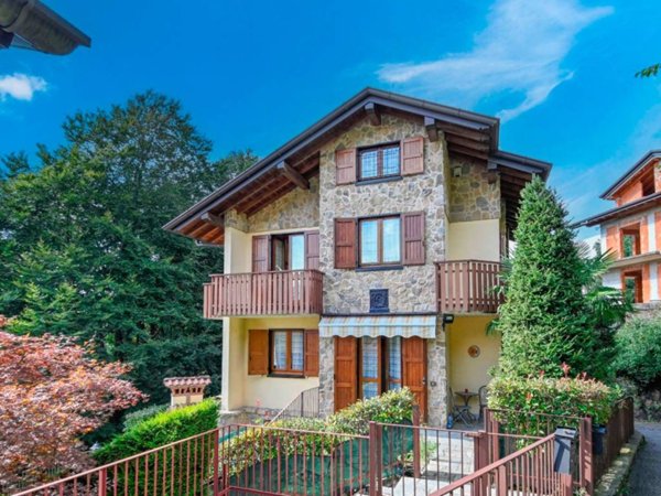 casa indipendente in vendita a Selvino