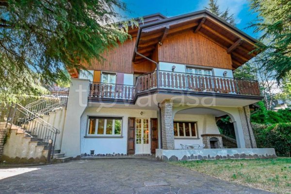 casa indipendente in vendita a Selvino