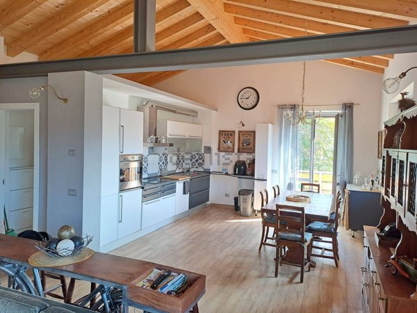 casa indipendente in vendita a Selvino