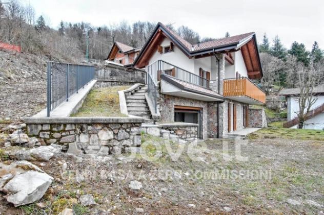 casa indipendente in vendita a Selvino