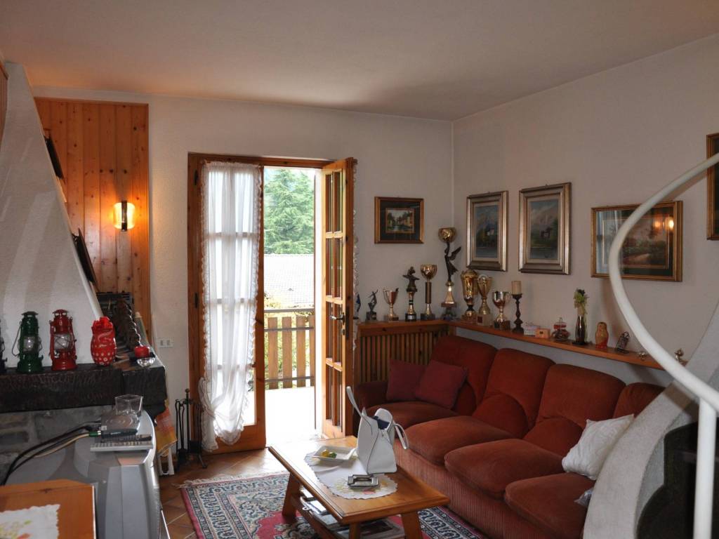 casa indipendente in vendita a Selvino