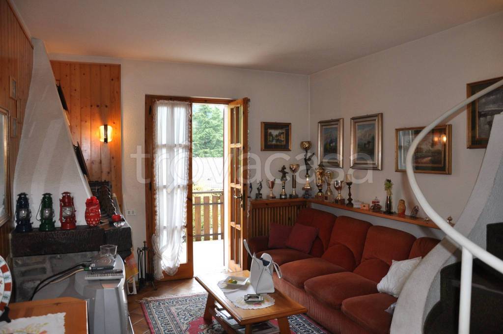 casa indipendente in vendita a Selvino