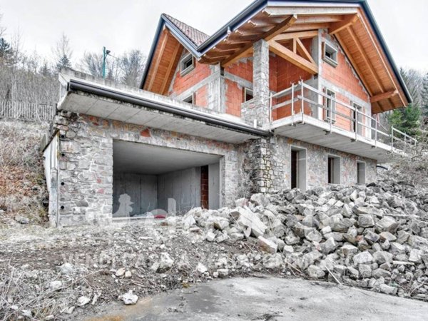 casa indipendente in vendita a Selvino