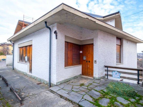 casa indipendente in vendita a Selvino