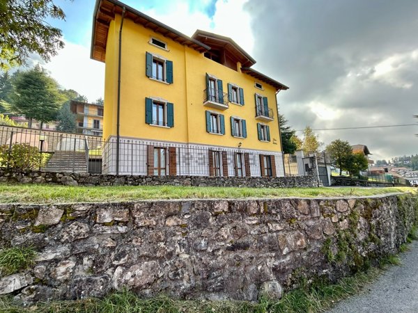 casa indipendente in vendita a Selvino