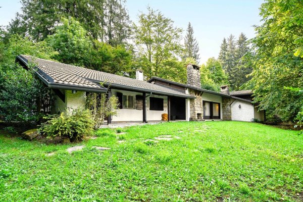 casa indipendente in vendita a Selvino