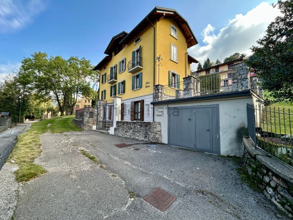 casa indipendente in vendita a Selvino