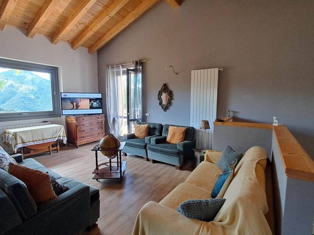 casa indipendente in vendita a Selvino