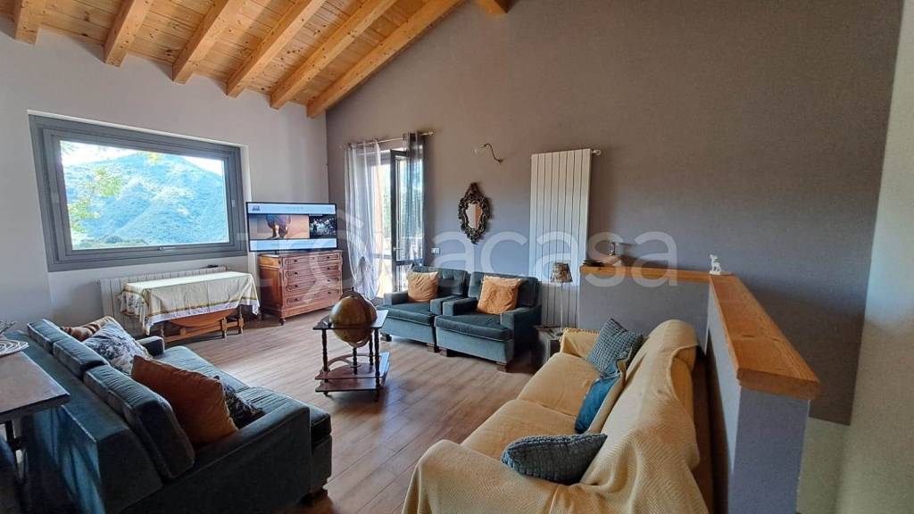 casa indipendente in vendita a Selvino