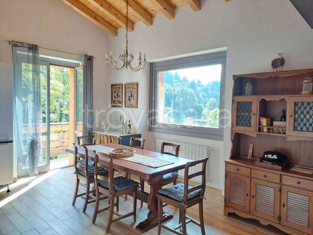 casa indipendente in vendita a Selvino