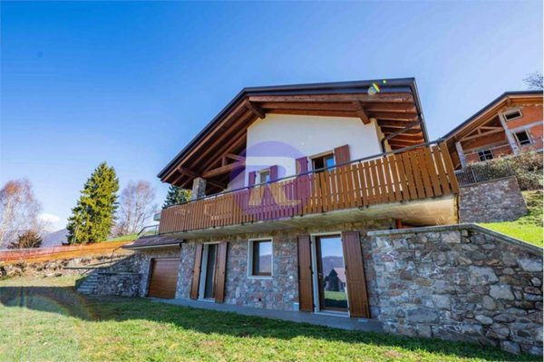 casa indipendente in vendita a Selvino