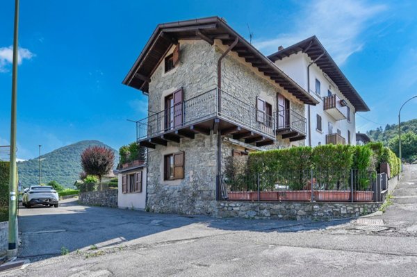 casa indipendente in vendita a Selvino