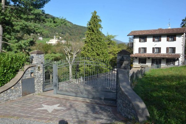 casa indipendente in vendita a Selvino