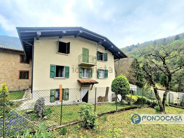 casa indipendente in vendita a Selvino