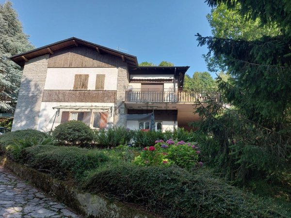 casa indipendente in vendita a Selvino