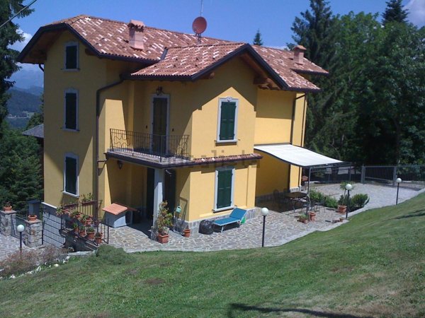 casa indipendente in vendita a Selvino