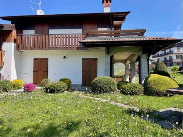 casa indipendente in vendita a Selvino