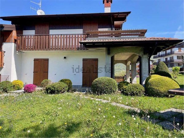 casa indipendente in vendita a Selvino