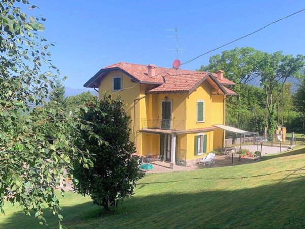 casa indipendente in vendita a Selvino