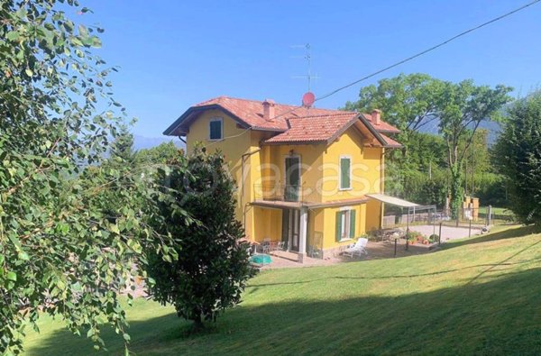casa indipendente in vendita a Selvino