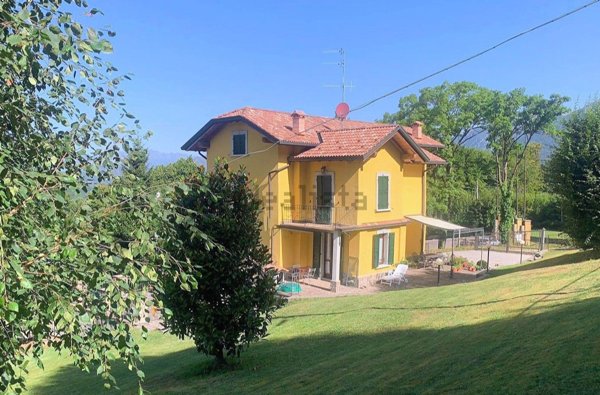 casa indipendente in vendita a Selvino