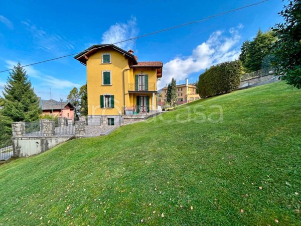 casa indipendente in vendita a Selvino