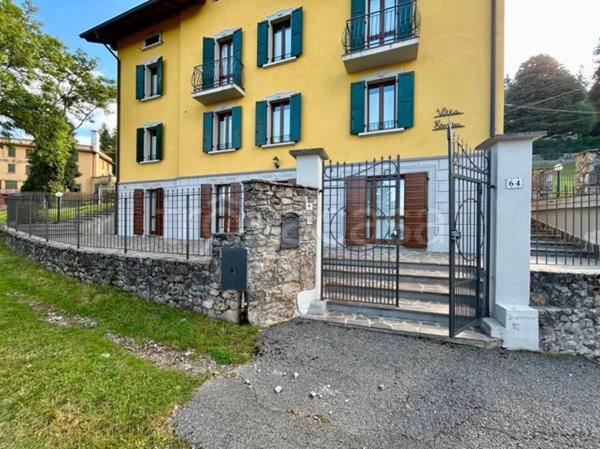 casa indipendente in vendita a Selvino