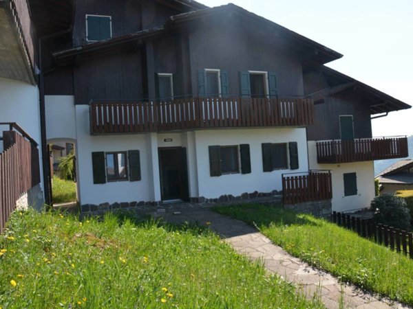 casa indipendente in vendita a Selvino