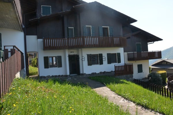 casa indipendente in vendita a Selvino