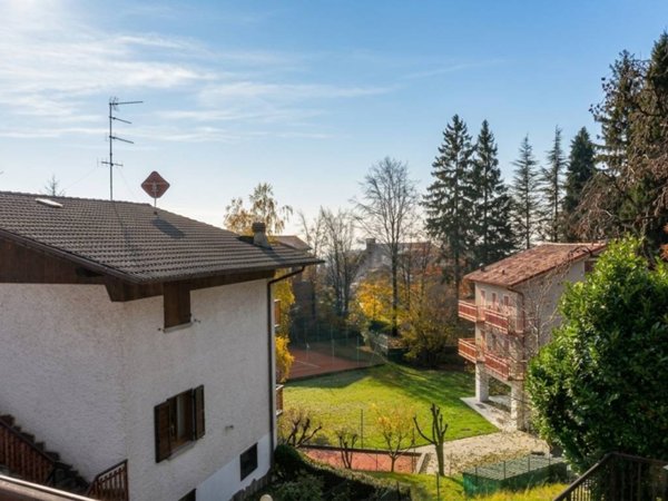 casa indipendente in vendita a Selvino