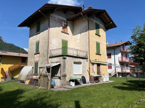 casa indipendente in vendita a Selvino