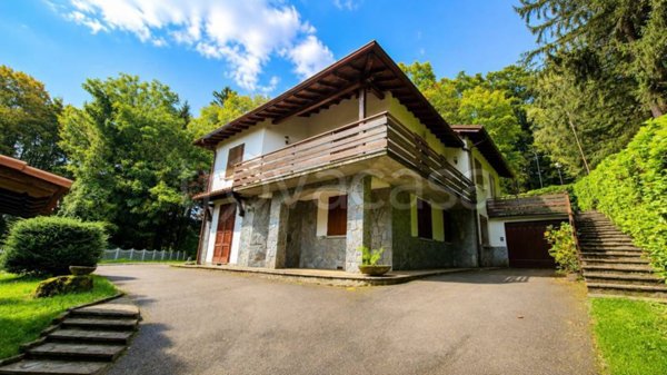 casa indipendente in vendita a Selvino