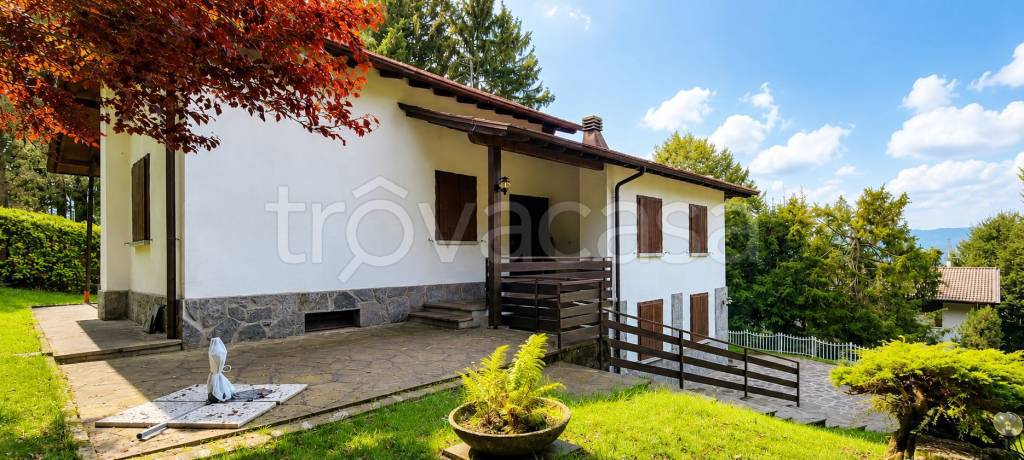 casa indipendente in vendita a Selvino