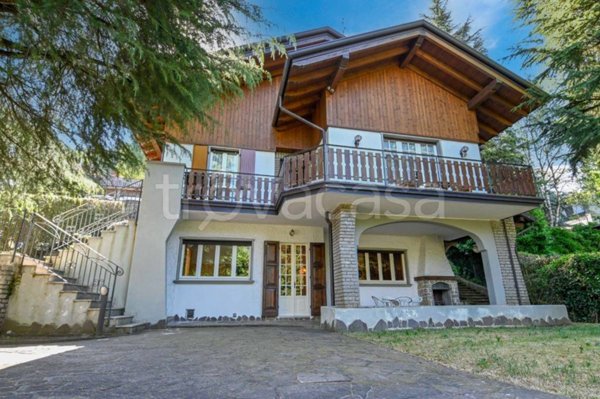 casa indipendente in vendita a Selvino