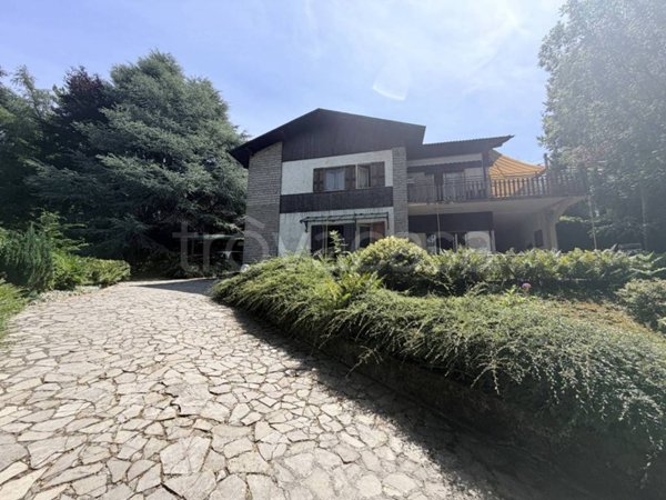 casa indipendente in vendita a Selvino