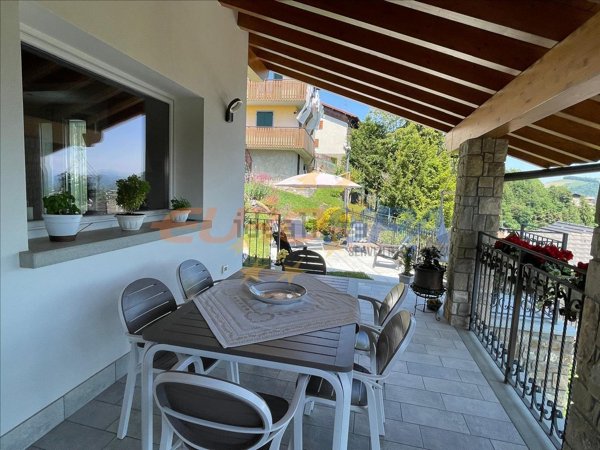 casa indipendente in vendita a Selvino