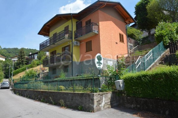 casa indipendente in vendita a Selvino