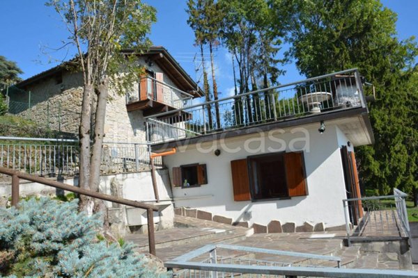 casa indipendente in vendita a Selvino