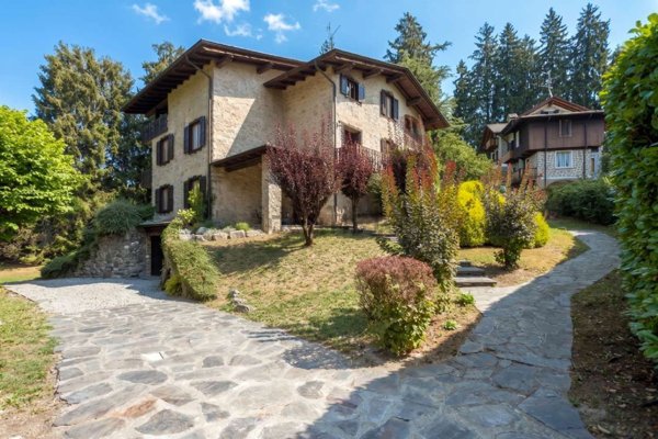 casa indipendente in vendita a Selvino
